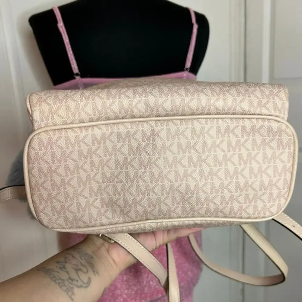 °｡⋆♡ Michael Kors Medium Two-Tone Signature Logo Backpack (HB-26)